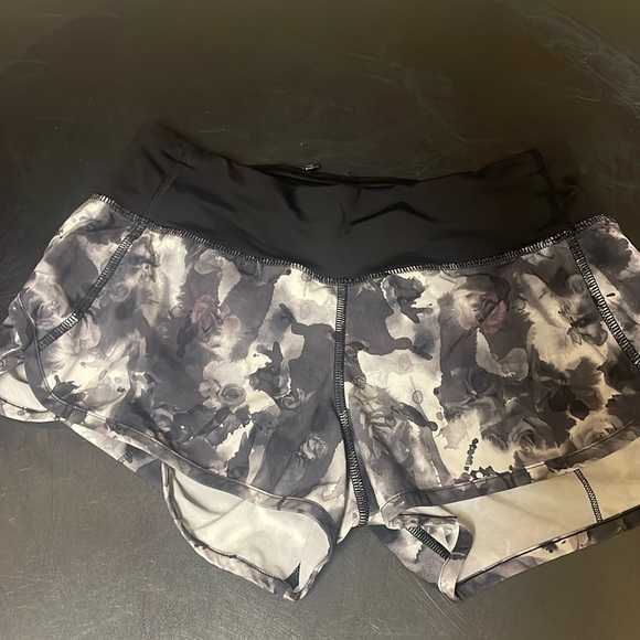 Lululemon running shorts size 2 - Picture 1 of 7